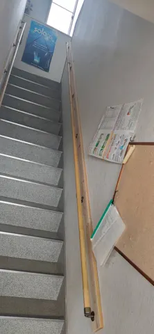 階段と壁に沿う手すり