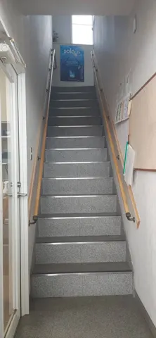 壁に手すりを設けた階段