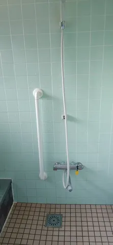 浴室に取り付けられた手すり